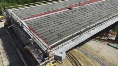 Ağaçlarla kaplı tepelere karşı trafik köprüsü. Otoyol inşaat sahasının havadan görüntüsüne aktarma bölümü yüklendi