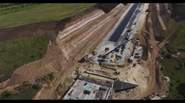 Yaz vadisindeki karayolu ile trafik köprüsünü bağlıyorum. Taşra manzaralı makineli üst geçit bakımlı modern karayolu.