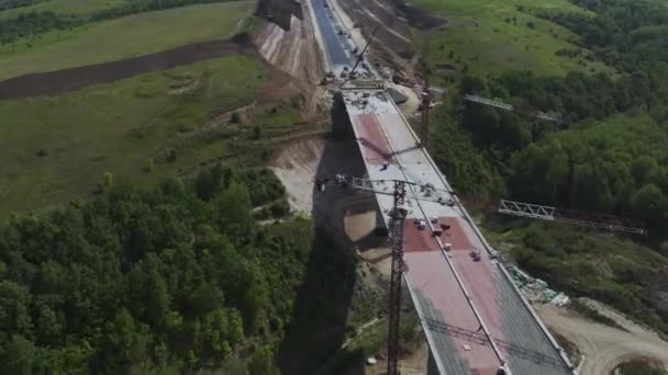 Grúas Torre Alta Por Sección Puente Tráfico Sobre Hueco Sitio — Vídeos de Stock