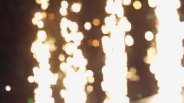 Seyirciler titreşen ışık gösterisiyle büyülendiler. Flaşlı ışıklar titreşir görsel gösteriye ritim ekler ve unutulmaz bir atmosfer yaratır.