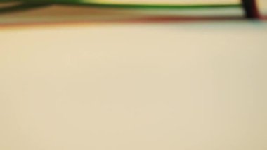 Ressam, kağıt üzerine zıt renkler serpiştirerek soyut bir başyapıt yaratıyor. Ressam canlı boyalar kullanarak tuval üzerinde manzara yaratır.