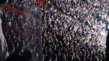 Konser salonu heyecanlı seyircilerin tezahüratlarıyla yankılanıyor. Salondaki canlı atmosfer, seyircilerin ortak sevinciyle yankılanıyor.