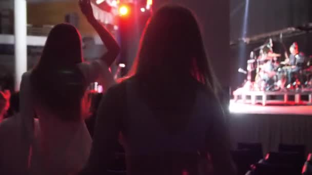 阿尔蒂 哈萨克斯坦 2023年11月28日 年轻女子在音乐厅欣赏现场音乐表演 观众在灯光昏暗的俱乐部里欣赏着著名乐队的流行音乐 — 图库视频影像