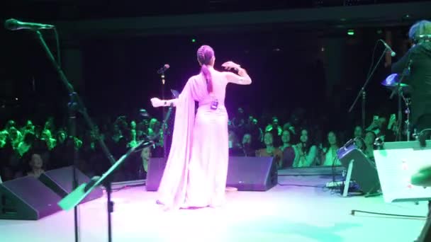 Almaty Kazakhstan 2023年11月28日 女歌手在音乐厅被乐队成员包围的舞台上演唱 音乐家与热心的听众分享抒情音乐 现场音乐会 — 图库视频影像