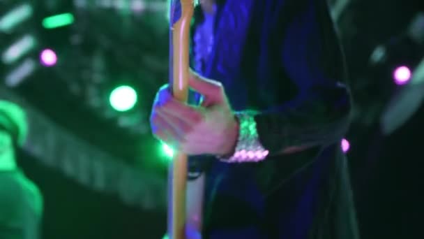 Almaty Kazakhstan Noviembre 2023 Guitarrista Masculino Arranca Cuerdas Bajo Con — Vídeos de Stock