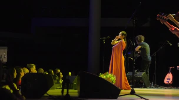 Almaty Kazakhstan Novembro 2024 Cantora Elegante Canta Música Palco Acompanhada — Vídeo de Stock