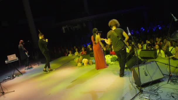 알마티 카자흐스탄 11월 28일 2024 가수와 밴드는 콘서트 홀에서 무대에서 — 비디오