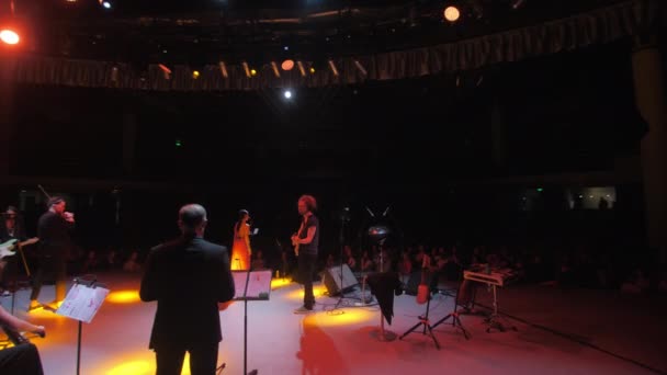 Almaty Kazakhstan November 2024 Snygg Kvinnlig Sångare Ackompanjerad Musiker Fängslar — Stockvideo