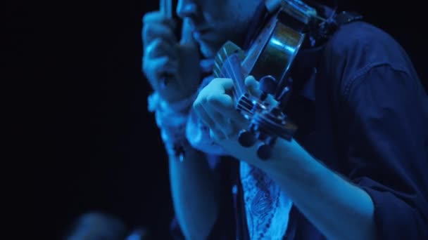 Almaty Kazakhstan Novembro 2024 Músico Profissional Toca Violino Solo Palco — Vídeo de Stock