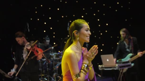 Almaty Kazakhstan 2024年11月28日 友好的女歌手与站在舞台上的音乐家交流 女演员在停顿时感谢忠实的歌迷 — 图库视频影像