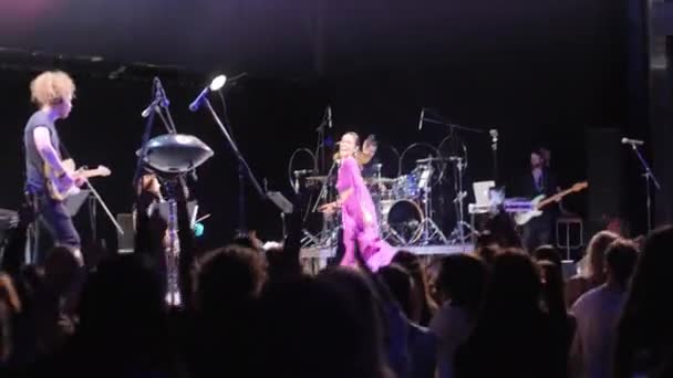 Almaty Kazakhstan Kasım 2024 Konser Salonunda Dans Eden Grup Üyeleriyle — Stok video