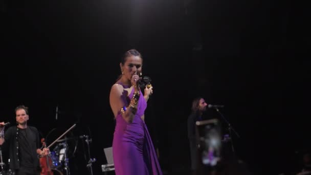 Almaty Kazakhstan 2024年11月29日 女歌手与乐队成员站在舞台上演唱流行歌曲 音乐家招待歌迷确保难忘的体验 — 图库视频影像