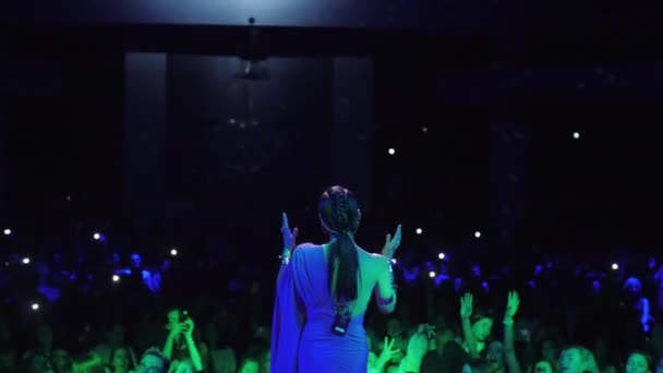 阿尔蒂 哈萨克斯坦斯坦 2024年11月29日 在音乐厅靠近歌迷的舞台上 女歌手以由衷的感情歌唱 年轻女歌手与观众分享抒情音乐 — 图库视频影像