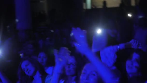 阿尔蒂 哈萨克斯坦 2024年11月29日 一群快乐的歌迷拿着装有手电筒的智能手机在夜总会里跳舞 人们喜欢在俱乐部里欣赏现场音乐的节日气氛 — 图库视频影像