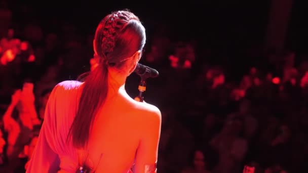 阿尔蒂 哈萨克斯坦斯坦 2024年11月29日 年轻女歌手在音乐厅的舞台上演唱歌舞 花哨的歌手以节日的音乐表演吸引了专心致志的听众 — 图库视频影像
