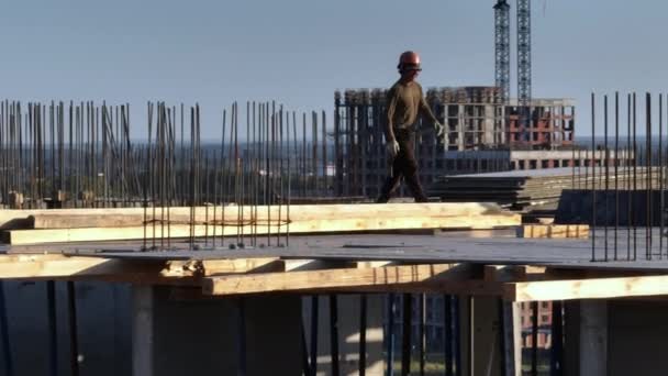 Almaty Kazakhstan Enero 2024 Trabajador Construcción Que Lleva Casco Camina — Vídeos de Stock
