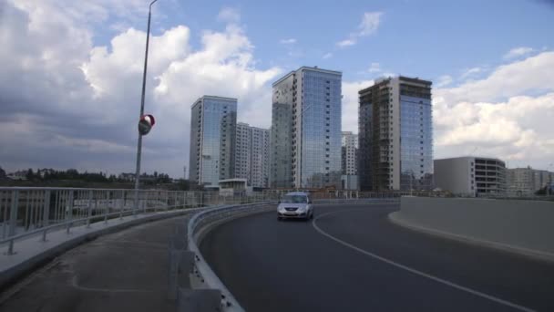 Almaty Kazakhstan January 2024 Високошвидкісні Автомобілі Асфальтовій Дорозі Тлі Нових — стокове відео