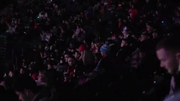 阿尔蒂 哈萨克斯坦 2024年1月16日 聚精会神的观众在被聚光灯照亮的体育场观看比赛 灯火通明的体育场提供了令人目瞪口呆的观看比赛的机会 — 图库视频影像