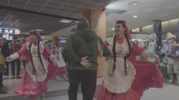 Almaty Kasakhstan Januar 2024 Tänzerinnen Traditionellen Tatarischen Kostümen Tanzen Mit — Stockvideo