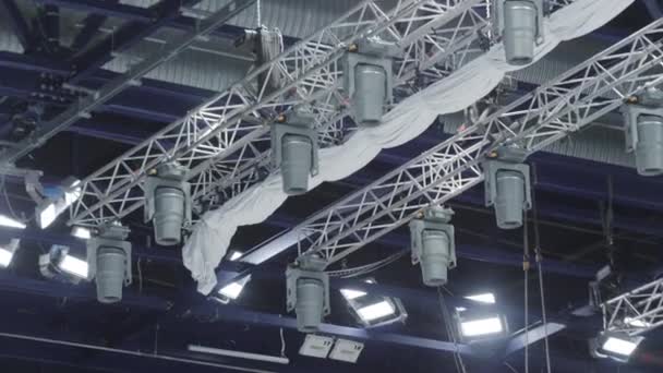 吊灯放置在天花板上 以提高游戏区的能见度 泛光灯照亮了展示玩家运动的竞技场 — 图库视频影像
