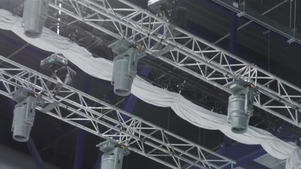 Las Luces Colgantes Garantizan Brillo Suave Difuso Techo Arena Adornado — Vídeos de Stock