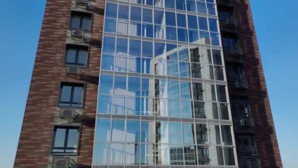 Szkło Budynków Wielokondygnacyjnych Fasada Przyciemniane Czyste Tak Sąsiednie Budynki Odbite — Wideo stockowe
