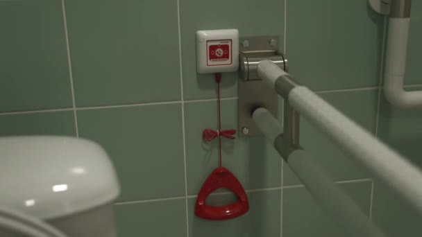 Toegankelijk Toilet Alarm Geïnstalleerd Personen Met Een Handicap Helpen Bij — Stockvideo