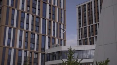 Şehir merkezindeki Skybridge 'e bağlı ofis binaları. Büyük ticari merkez, yüksek binalar. Şehirdeki mimari proje