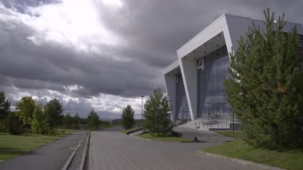 Futuristische Gebäude Mit Zahlen Auf Glasfassaden Unter Dicken Wolken Gewerbliche — Stockvideo