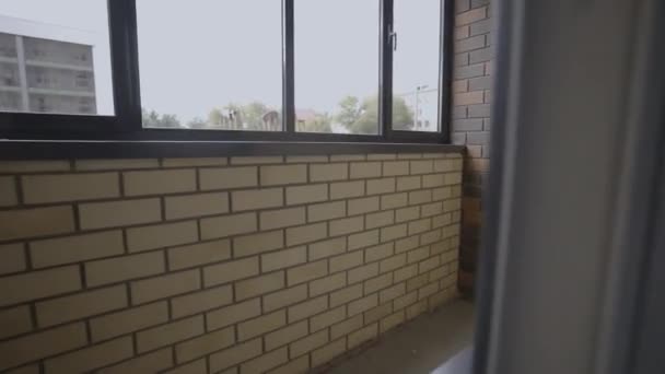 Balkon Versierd Met Bakstenen Bekleding Kamer Zonder Renovatie Appartement Voor — Stockvideo