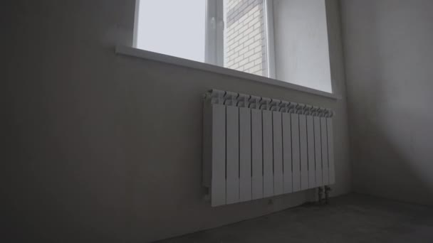Fönster Med Stort Fönsterbräde Lägenhet Utan Renovering Nytt Bostadshus Modern — Stockvideo