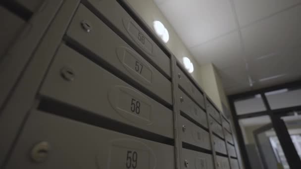 Modern Postaládák Számokkal Lakóépület Bejáratánál Emelet Tábla Segíti Vendégeket Kívánt — Stock videók