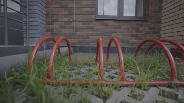 Многоэтажный Дом Предлагает Парковку Велосипедов Входа Решение Парковки Обеспечивает Возможность — стоковое видео