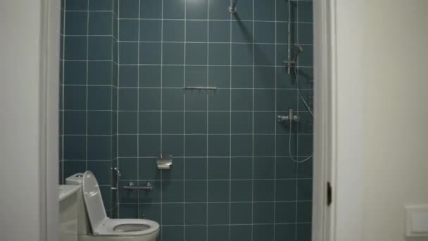 Mała Łazienka Turkusowymi Płytkami Ścianach Wygodnym Prysznicem Dobrze Zorganizowana Przestrzeń — Wideo stockowe