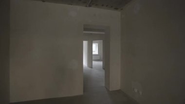 Modern konut binasında tadilatı olmayan geniş bir daire. Alan kişiselleştirilmiş tasarım çözümleri için geniş olanaklar sunar