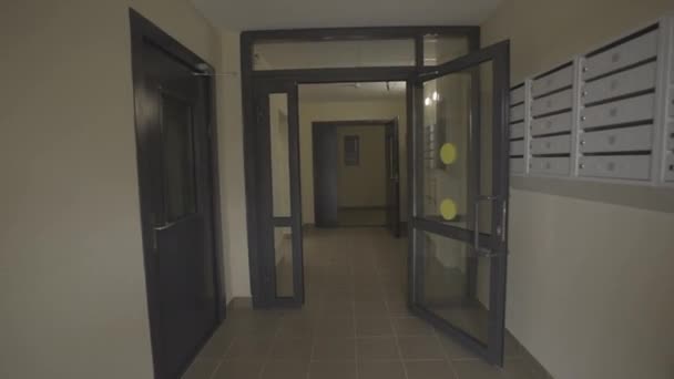 Hall Entrada Con Puertas Transparentes Planta Baja Edificio Residencial High — Vídeos de Stock