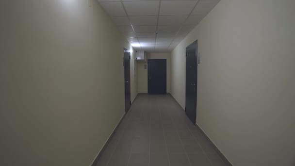 Long Hall Avec Portes Appartements Dans Immeuble Résidentiel Plancher Assure — Video