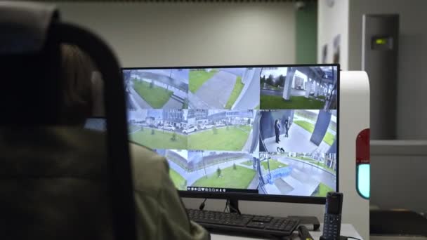Ochroniarz Patrzy Ekran Komputera Przez Kamery Monitoringu Technologia Pozwala Osłonie — Wideo stockowe