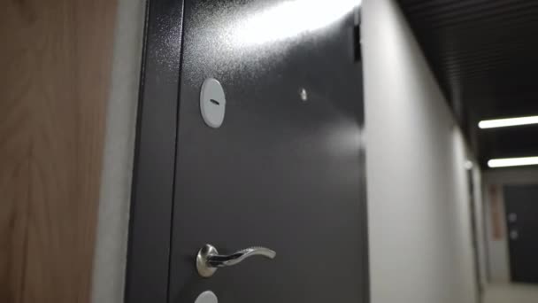 Πόρτα Διαμέρισμα Στο Διάδρομο Στο Κτίριο Προσθέτει Ασφάλεια Στους Ιδιοκτήτες — Αρχείο Βίντεο