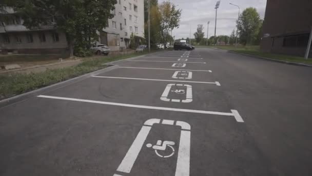 Parkplätze Der Nähe Von Gebäuden Die Auf Inklusivität Ausgelegt Sind — Stockvideo