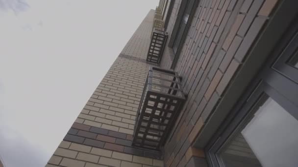 창문으로 꾸며진 건물과 세련된 세련된 스트라이프 비즈니스 센터는 지구의 중심부에 — 비디오