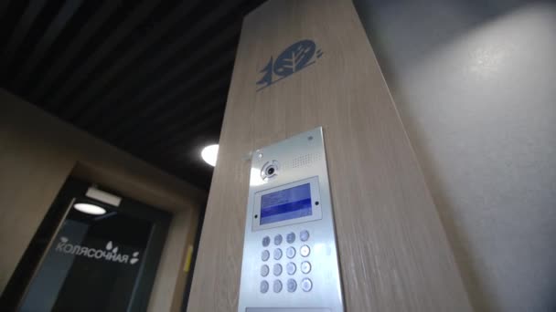 在建筑物中显示电梯呼叫按钮和所需楼层 商务中心办公室电梯呼叫按钮上方的公司标志 — 图库视频影像