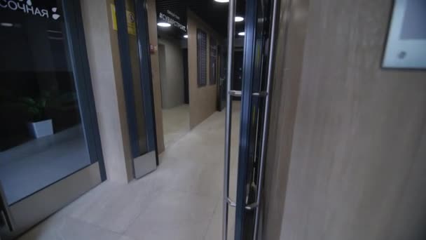 Korridor Strækker Sig Flankeret Kontordøre Hall Glimrende Belyst Led Lamper – Stock-video