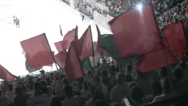 アルマニー カザフスタン January 2924 熱意を示すチームエンブレムで飾られた旗を振るファンとのスタンド ファンがサポートチームにやってくるような雰囲気あふれるスタジアム — ストック動画