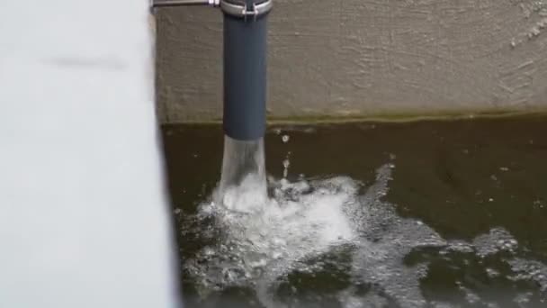 Rinnande Ström Behandlat Vatten Från Röret Till Lagringsbassängen Närbild Vatten — Stockvideo