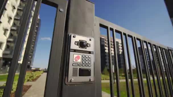 Intercom System Vid Stängd Grind För Att Förbättra Säkerheten Bostadskomplex — Stockvideo
