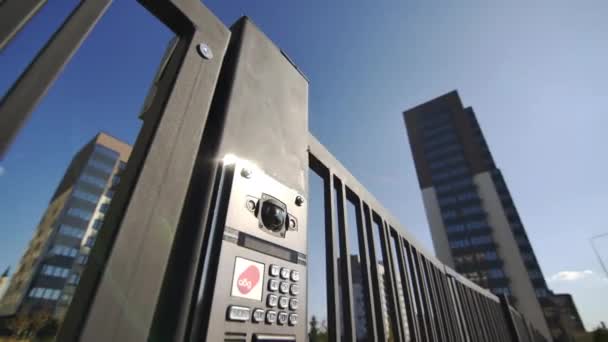 Système Interphone Fortifie Porte Augmentant Sécurité Complexe Porte Menant Zone — Video