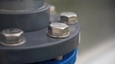 Flange fabrika atölyesinde boruları metal vidayla tutturuyor. Kanalizasyon su arıtma istasyonunda gaz ve sıvı taşıma boru hattı