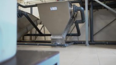 Atık su arıtma tesisinde boru hatları olan çelik bacalar. Otomatik atölye önermelerinde kirli lağım sıvısı arıtma ekipmanları