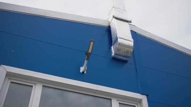 工业建筑屋檐下的通风管和导流灯 在阴天用金属管制造车间 工厂外部 — 图库视频影像